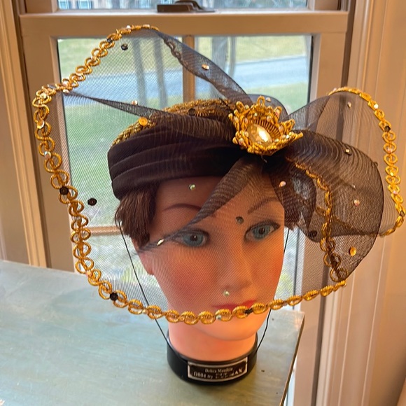 VINTAGE HAT VERY DIFFERENT LOOKING GOLD & BLACK - Picture 1 of 12